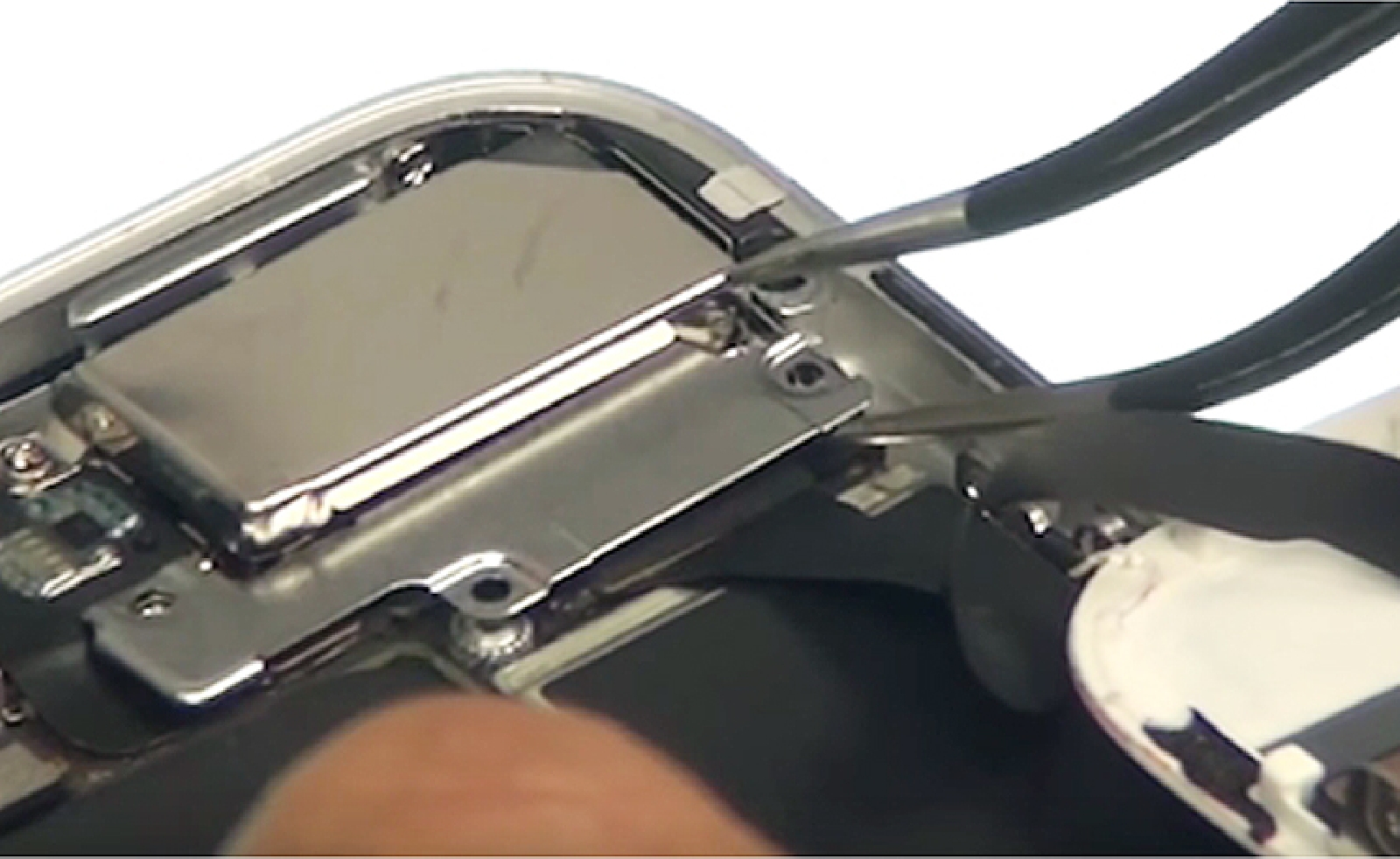 Changement d'écran complet pré-monté (châssis+vitre+LCD) sur iPhone 7 Plus photo 2